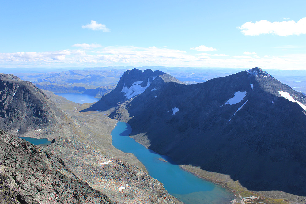 Torfinnstindane sender gradvis mer skygge over Torfinnsdalen denne ettermiddagen. Det samme gjør Kvitskardtinden over Svartdalen. Bildet er tatt fra Vesle Knutsholstinden.