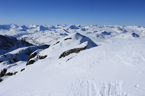 Fra Tjønnholstinden med utsikt mot mange topper i Jotunheimen.