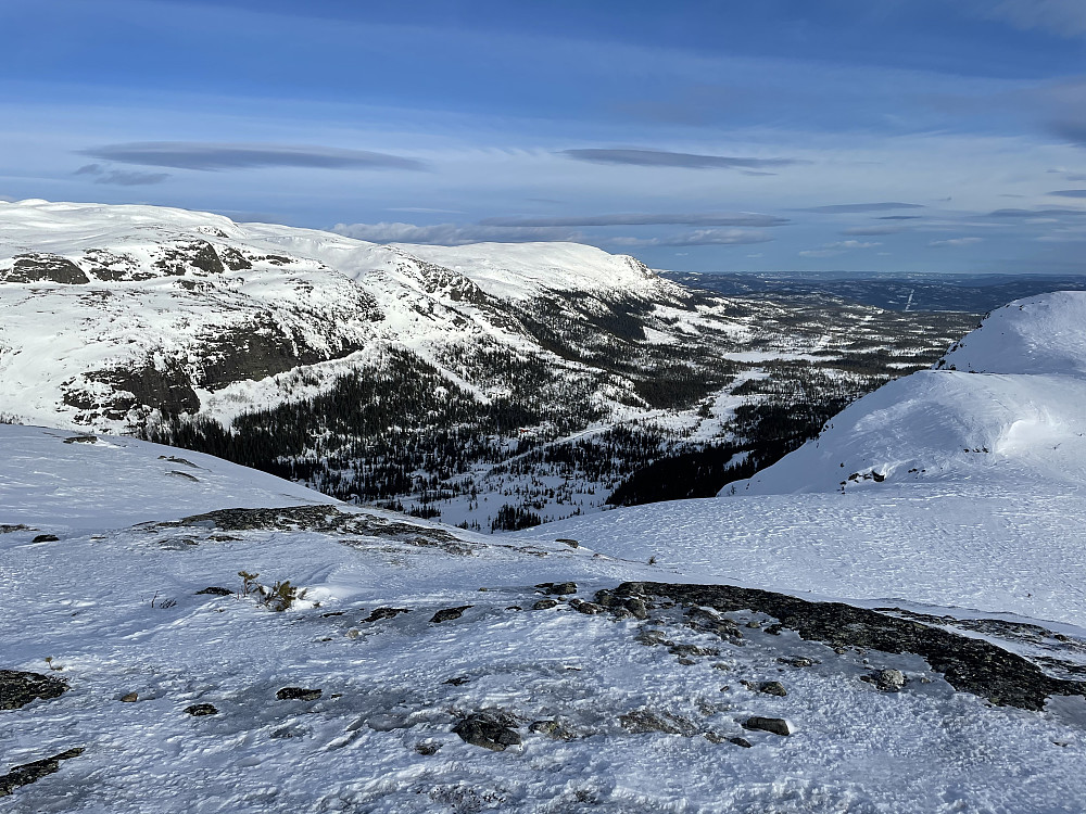 Fra Kristnatten (1076 m) med utsikt mot dalen som fører ned til Gulsvik.