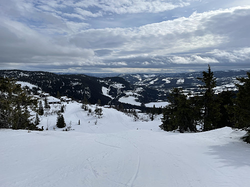 På vei opp alpinbakken i Stavadalen skisenter.