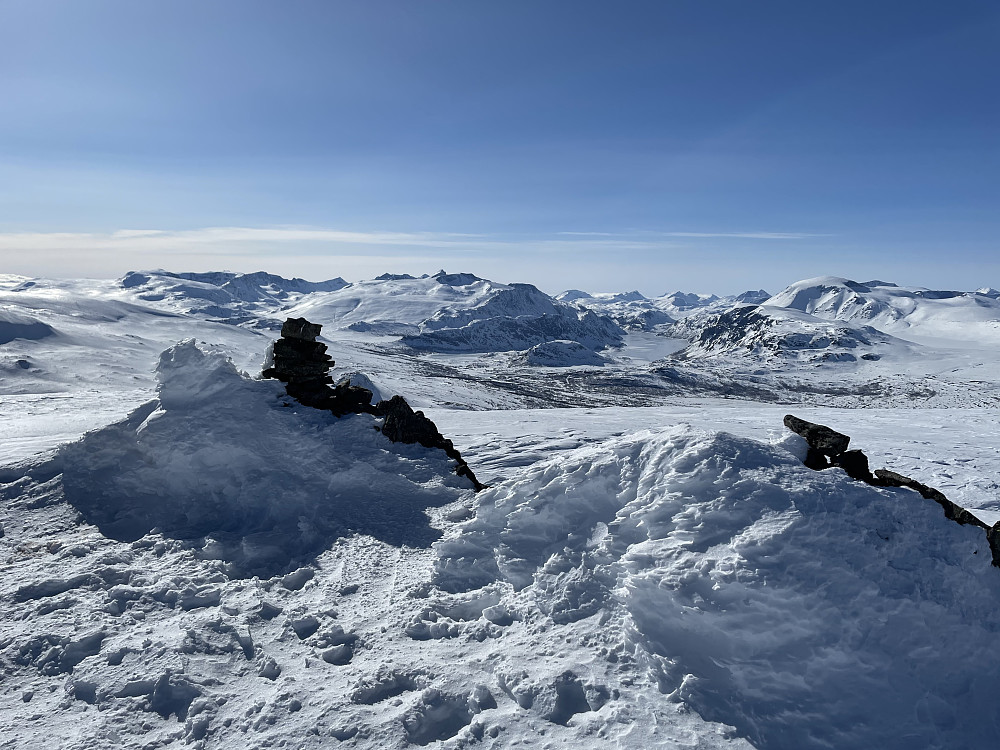 På toppen av Sikkilsdalshøe (1778 m) med utsikt mot Jotunheimen.