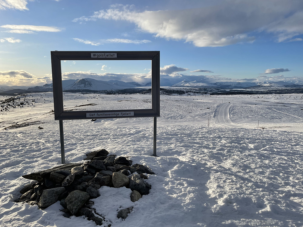 På Storefjell (1149 m). Skogshorn (1728 m) innrammet i bildet.