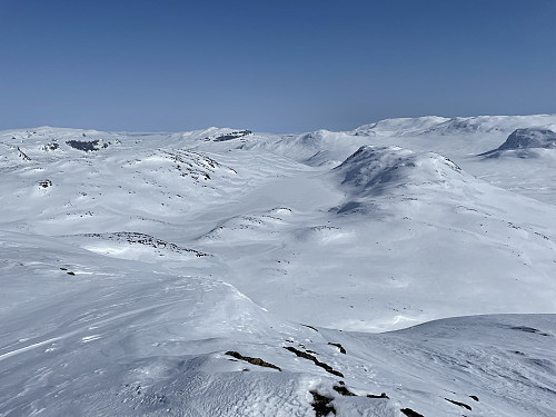 Fra Sørvest for Djupebotten (1542 m) med utsikt mot øst.
