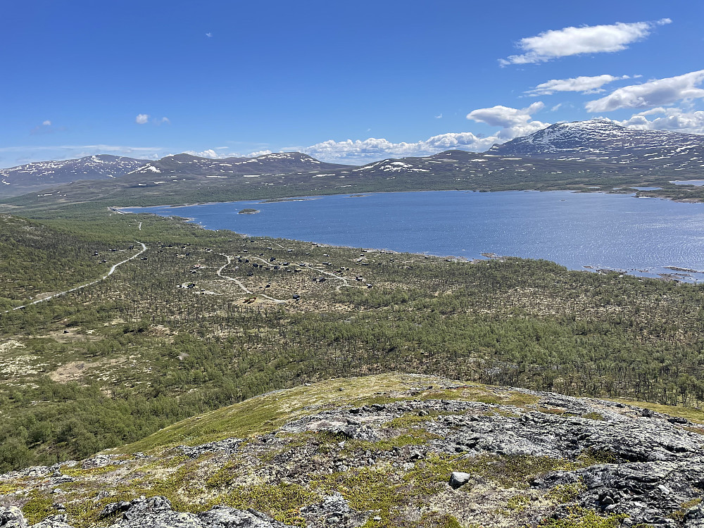 På toppen av Hundfethøa (1210 m). Utsikt mot Øyvatnet (1019 m). Skaget i bakgrunnen til høyre.