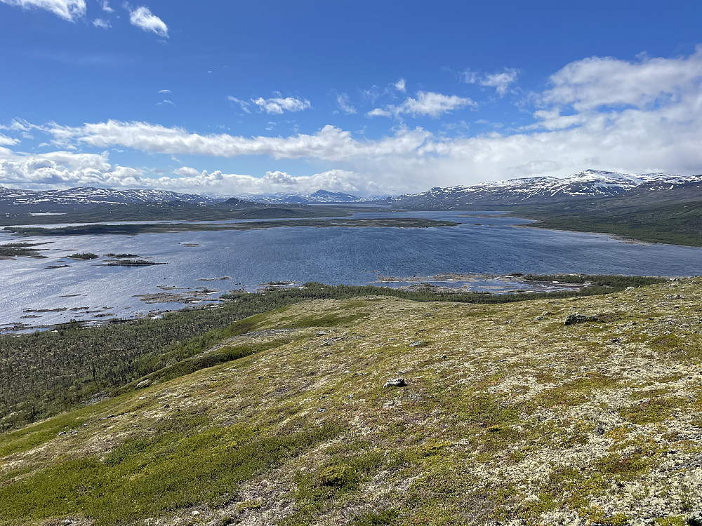 På toppen av Hundfethøa (1210 m). Utsikt mot Kaldfjorden (1019 m) i vest. Bitihorn ses sentralt i bakgrunnen.
