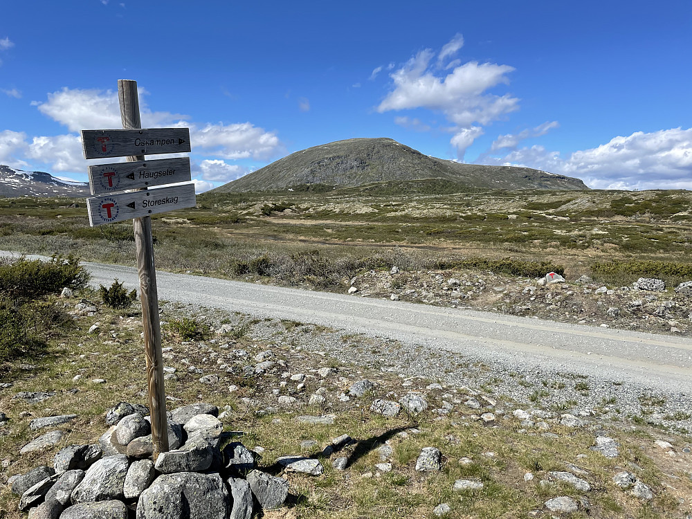 Stikryss ved parkeringen syd for Oskampen (1513 m). I bakgrunnen Oskampen Sørtoppen (1502 m).