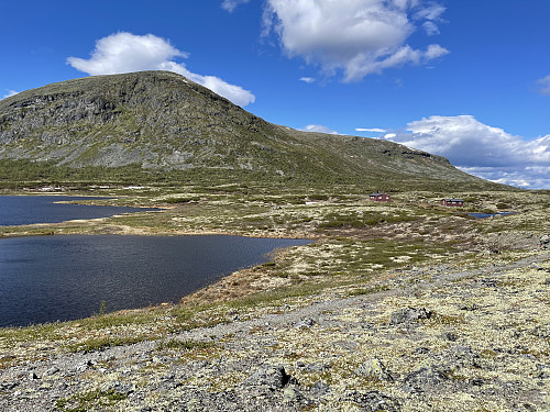 Ved Oskampen DNT-hytte (1175 m). I bakgrunnen Oskampen Sørtoppen (1502 m).