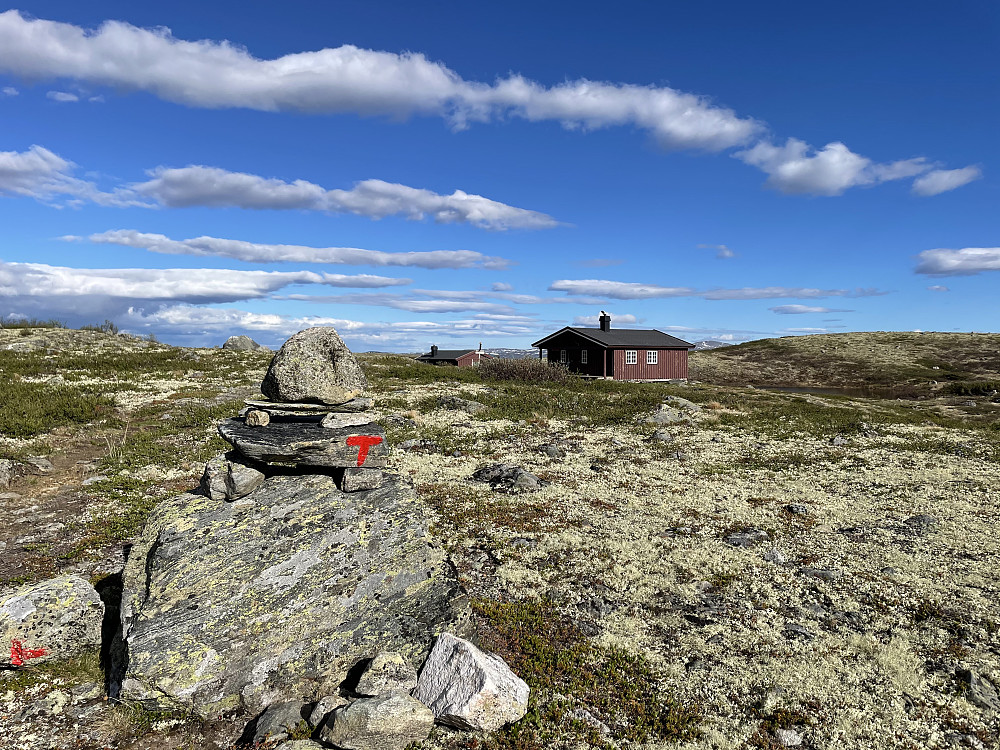 Oskampen DNT-hytte (1175 m).