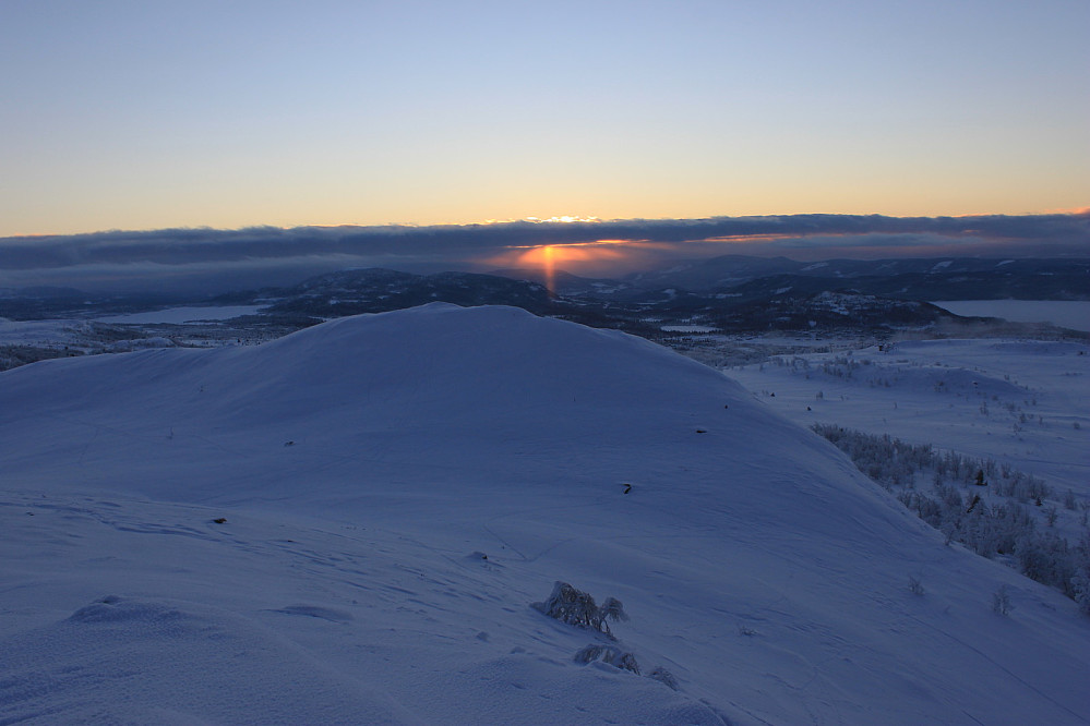 Snart soloppgang på Nørre Knausehøgdi denne kalde og vakre desembermorgenen.