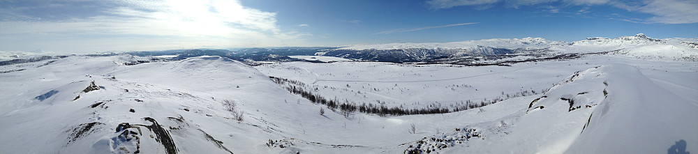 Panoramautsikt fra toppen av Nørre Knausen (1123 m.o.h.).