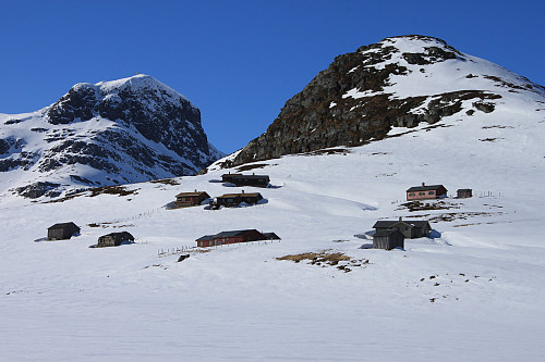 Smørkollen til høyre sett fra Smørkoll. Bitihorn (1607 moh) til venstre.