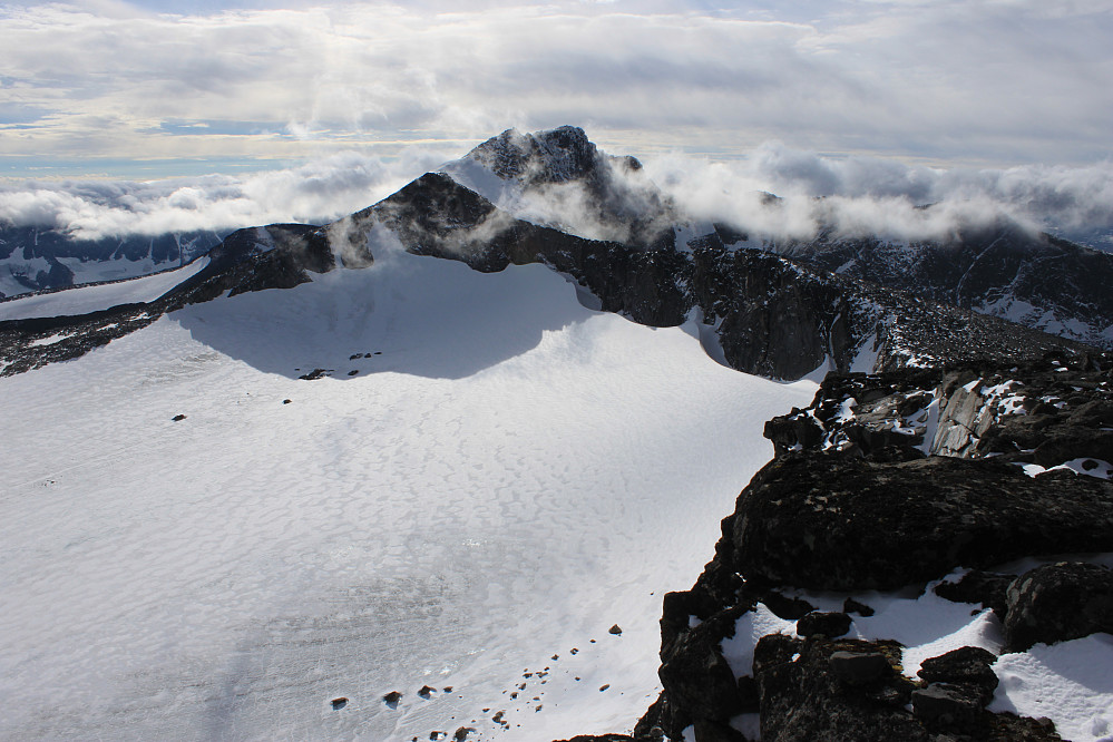 Utsikt fra toppen av Høgdebrotet (2226 moh.) mot Tjønnholstinden (2330 moh.).