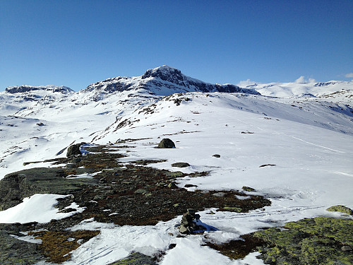 På Heklefjellet sydøst med utsikt vestover mot Bitihorn (1607 moh) og Gjendealpene bak til høyre.