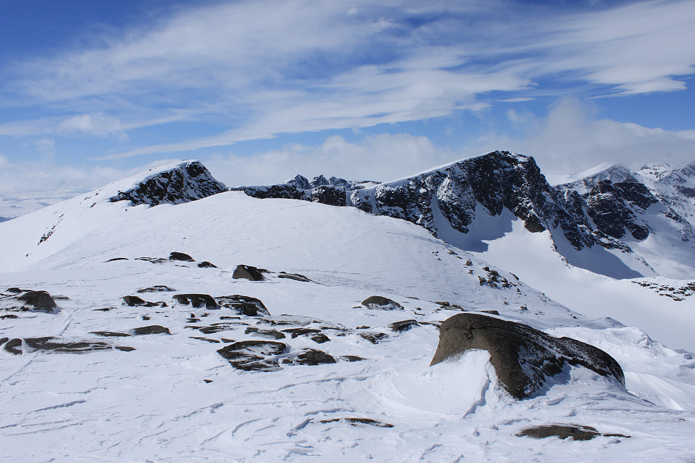 På toppen av Mugna (2159 moh.) med utsikt vestover mot Austre og Vestre Kalvehøgde.