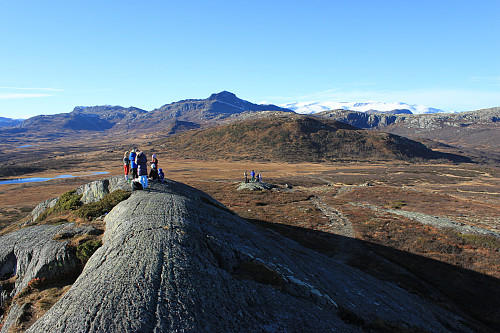 En høstdag på toppen av Nørre Knausehøgdi med utsikt nordvestover mot Bitihorn (1607 m.o.h) med Jotunheimen i bakgrunnen, Grønekinnkampen (1151 m.o.h) foran.