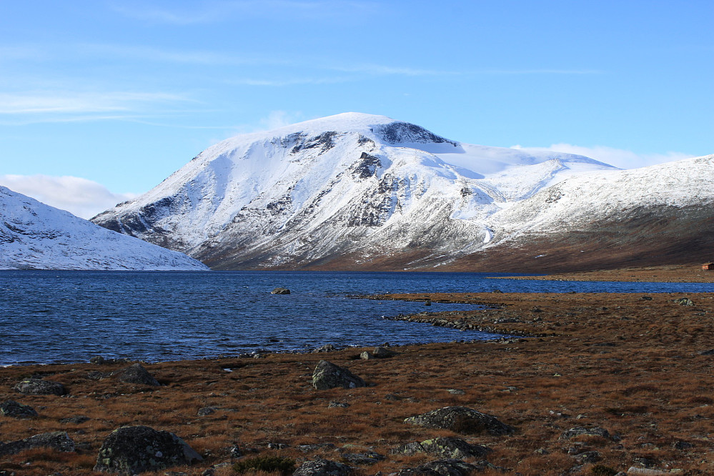 Besshøe (2258 m.o.h.) sett fra østenden av Bessvatnet (1373 m.o.h.).