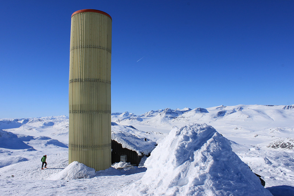 Nydelig vær på toppen av Bitihorn denne dagen midt i påskeuken. Gjendealpene ses i bakgrunnen.