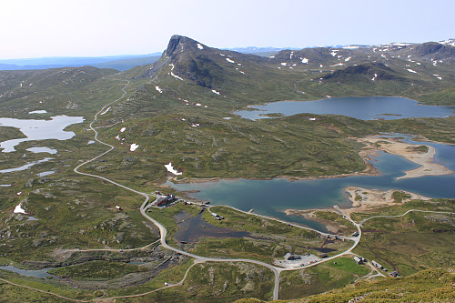 Panoramautsikt fra stupet syd for Synshorn Sør ned mot Bygdin og Bitihorn (1607 moh) i bakgrunnen.