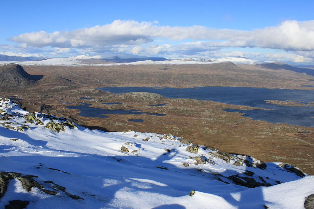 Fra toppen av Bitihorn (1607 moh) med utsikt mot Vinstrevatn og Valdresflya.