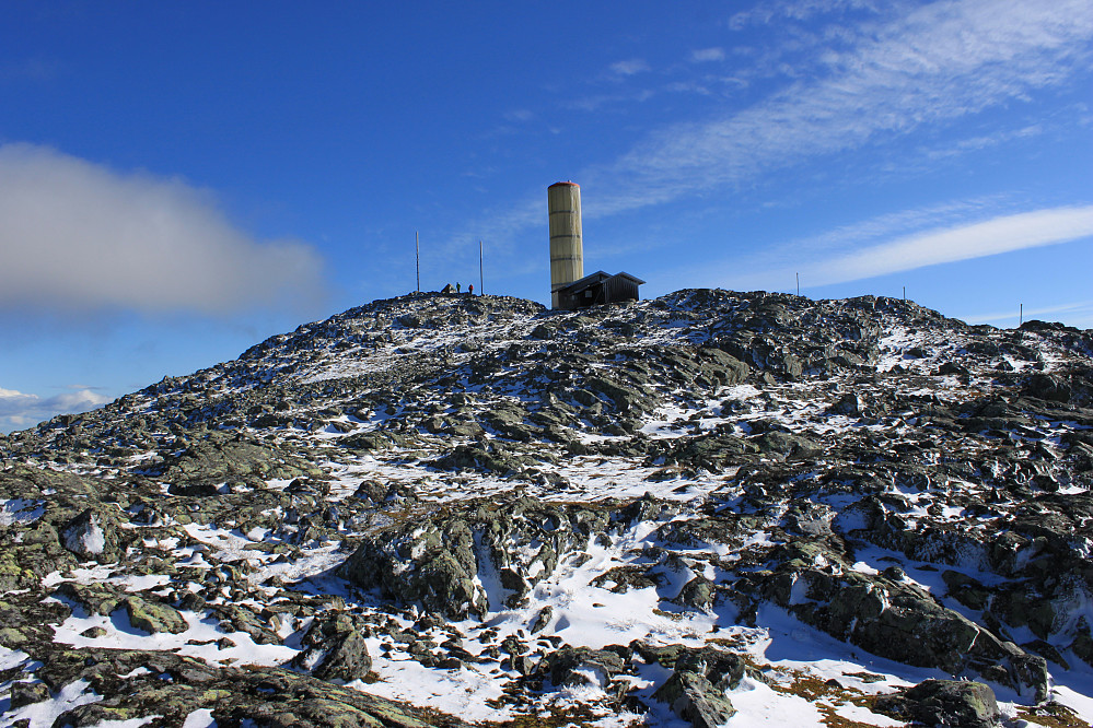 Nysnø på toppen av Bitihorn (1607 moh.).