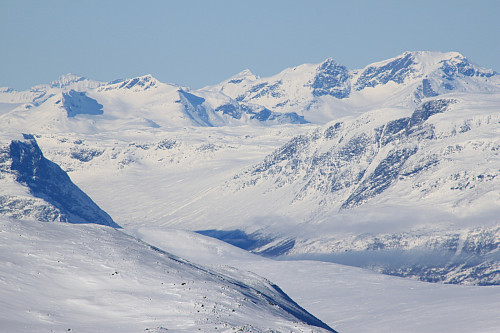 Med telelinse fra Nibbi mot noen av 2000-meterstoppene i Jotunheimen. Fra venstre Galdhøpiggen, Galdebergtinden, Semeltinden, Slettmarkpiggen og Slettmarkhøe. 