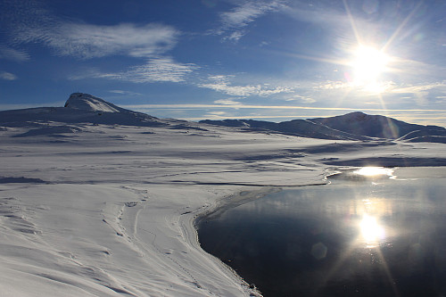 Nydelig vinterstemning ved Bygdin. Bitihorn (1607 m.o.h.) bak til venstre.
