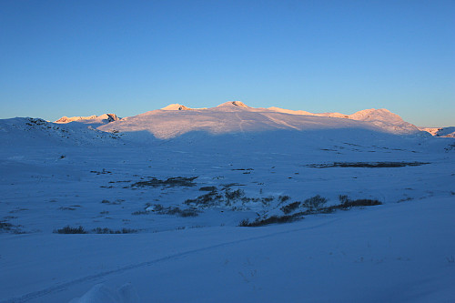 Soloppgang på Tjønnholstinden (2330 m.o.h.), Høgdebrotet (2226 m.o.h.), Kvassryggen og Bukkehåmåren for å nevne noen.
