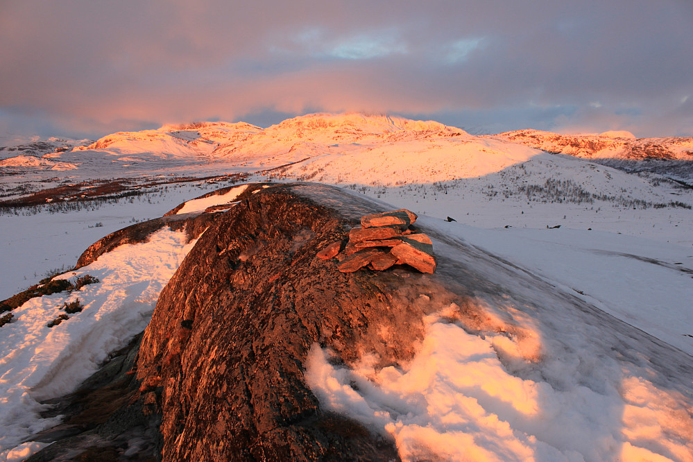 På toppen med utsikt nordvestover mot Bitihorn (1607 moh) og Jotunheimen.