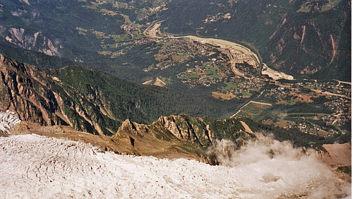 Langt nede i dalen ligger Chamonix. Aiguille du Midi ligger nesten 3000 høydemeter høyere.
