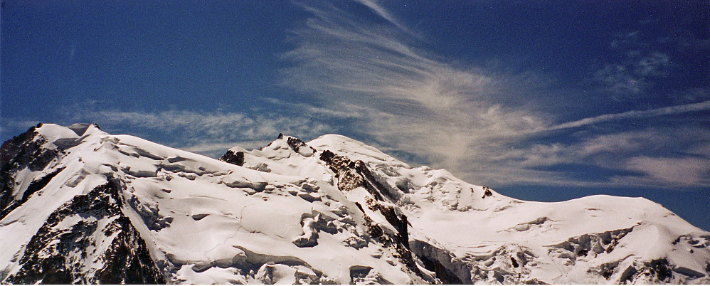 Mont Blanc (4810 moh) sett fra Aiguille du Midi (3842 moh), nesten 1000 høydemeter lavere.
