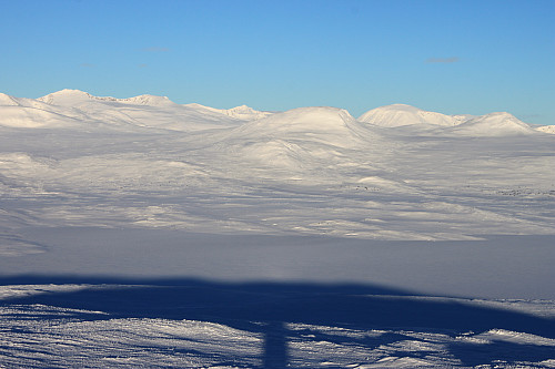Flott utsikt fra Stryteberg (1310 moh) mot Tjønnholstinden (2330 moh), Høgdebrotet (2226 moh, Bukkehåmåren (1910 moh) og Besshøe (2258 moh).