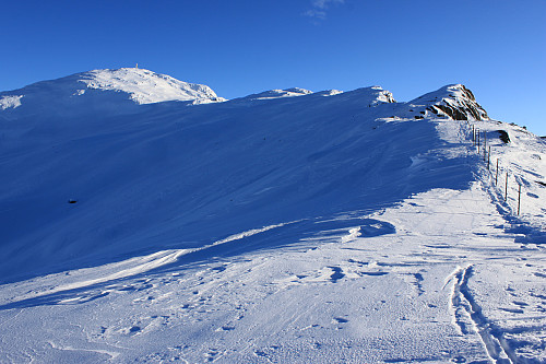 Fra Velumskaret går ferden videre til fots oppover ryggen til toppen av Bitihorn (1607 moh).