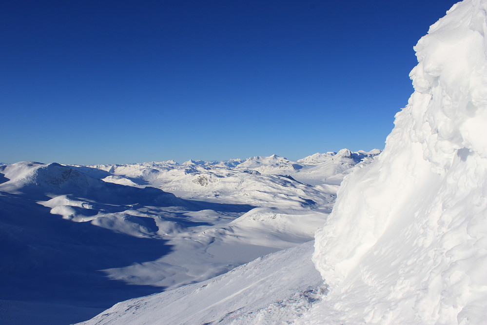 Snart på toppen av Bitihorn (1607 moh). Utsikt innover Jotunheimen.
