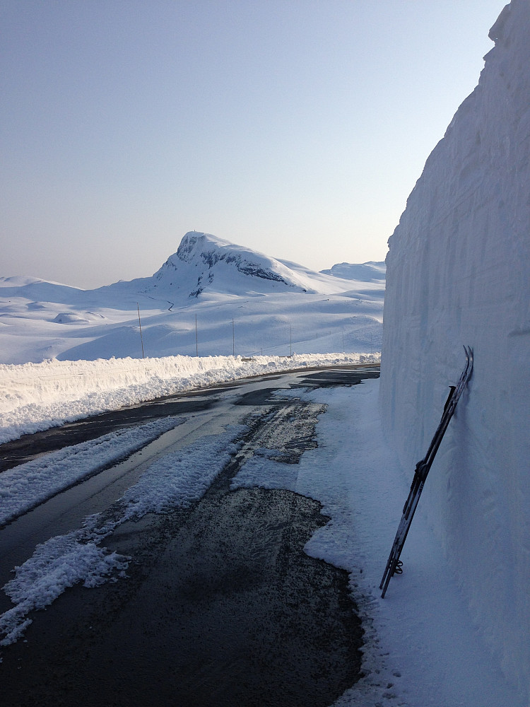 Veien over Valdresflya er ferdig brøytet og åpner 1. april. Høye brøytekanter ovenfor Bygdin. Bitihorn ses i bakgrunnen (1607 moh).