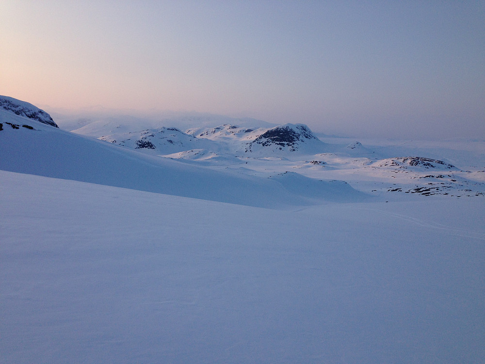 Kveldsstemning over Jotunheimen. Synshorn (1475 moh) ses sentralt midt i bildet. Lenger bak i de lave skyene ligger Rasletinden (2105 moh) som jeg besteg i dag.