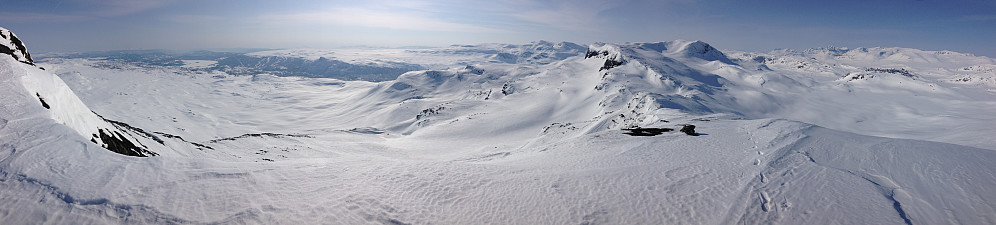 Panoramautsikt fra ryggen mellom Velumskaret og Bitihorn.