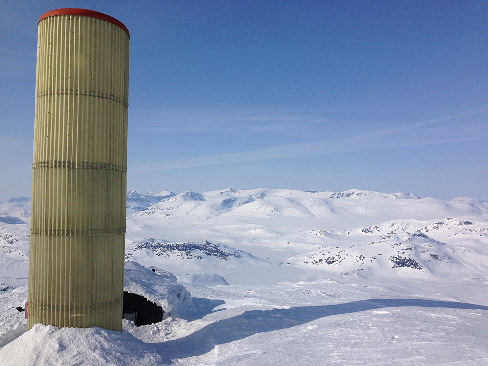 På toppen av Bitihorn (1607 moh). Jotunheimen i bakgrunnen.