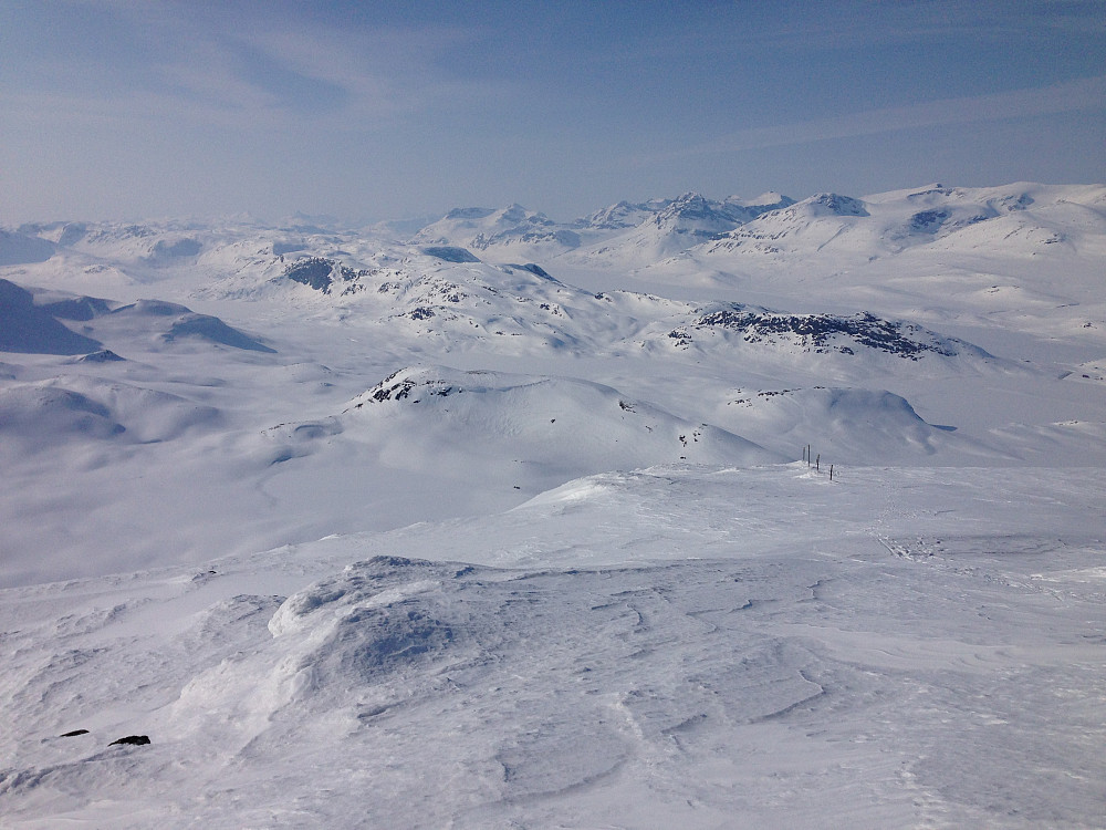 Praktfull utsikt vestover Jotunheimen fra toppen av Bitihorn.