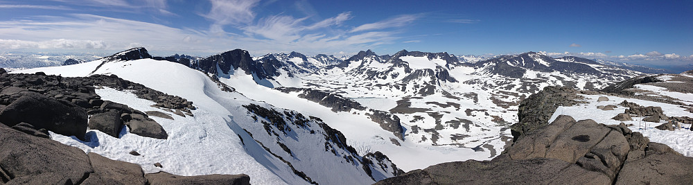 Panoramautsikt fra toppen av Mugna (2159 moh.) mot Leirungsdalen.