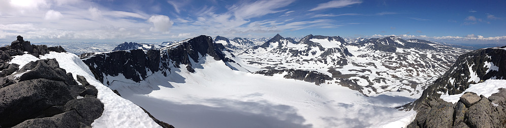 Panoramautsikt fra toppen av Austre Kalvehøgde (2178 moh.) mot Leirungsdalen.