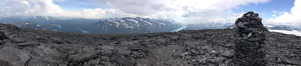 Panoramautsikt fra toppen av Besshøe (2258 moh.).