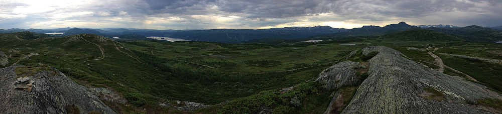 Panoramautsikt fra toppen av Knausehøgdi på årets nest varmeste dag. Tidligere på dagen var det 26 grader!
