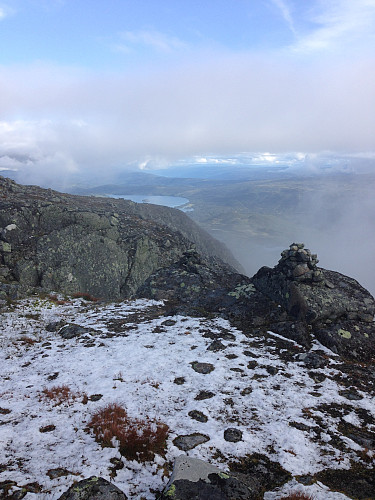 Augustsnø på Bitihorn (1607 moh). Utsikt sydover mot Valdres.