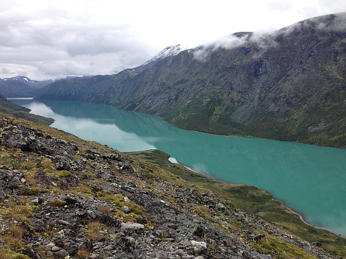 Gjende, Besseggen og Besshøe (2258 moh.) med nysnø på toppen.