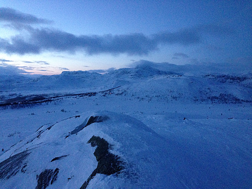 Utsikt mot Bitihorn (1607 moh) og Grønekinnkampen (1151 moh) fra toppen av Knausehøgdi (1123 moh).