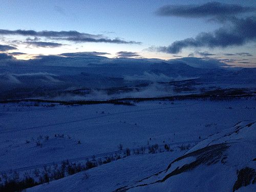 Utsikt vestover mot Slettefjell og Mugnetinden (1737 moh) fra toppen av Knausehøgdi (1123 moh).