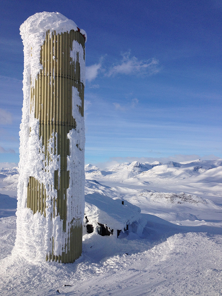 På toppen av Bitihorn (1607 moh) med utsikt mot Jotunheimen.