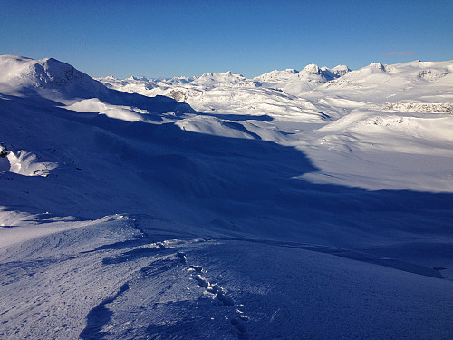 På vei oppover ryggen mot Bitihorn (1607 moh) med utsikt innover Jotunheimen.