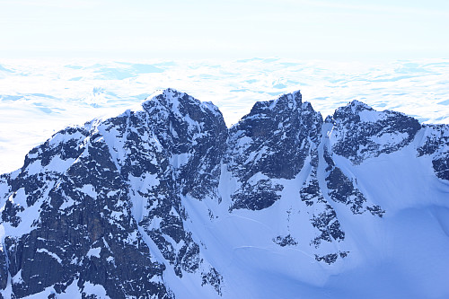 Torfinnstindane sett fra toppen av Vestre Kalvehøgde (2208 moh).