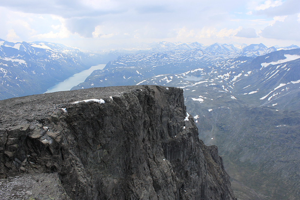På toppen av Besshøe (2258 moh.) like ved veststupet. Utsikt innover Jotunheimen med Gjende langt nede til venstre.
